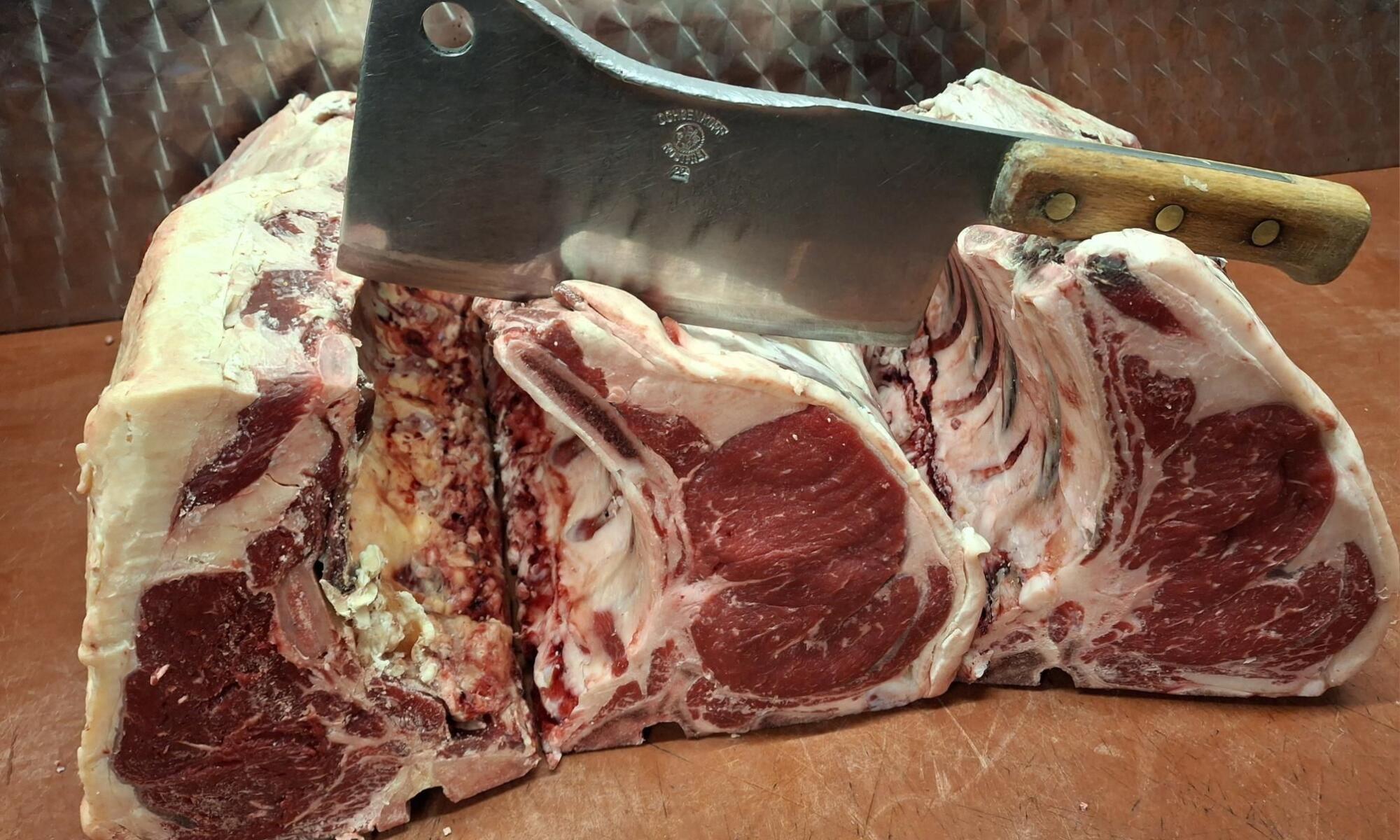 Côte à l'os vers versneden in de slagerij
